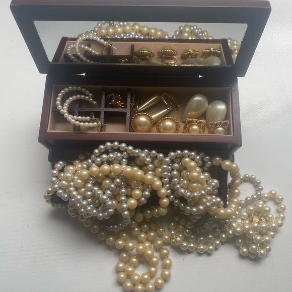 Jewelery Box and Pearl Jewelry - Picture 1 of 4